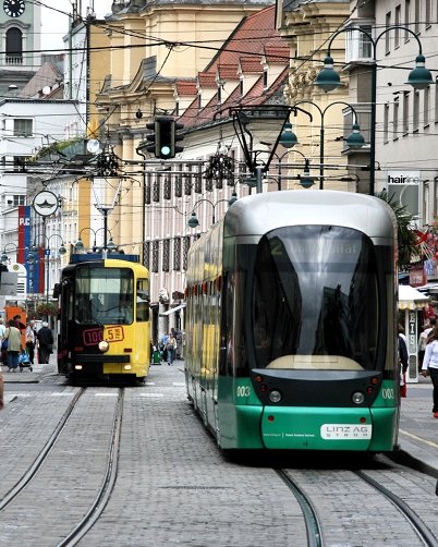 Foto Fussgängerzone mit Straßenbahn