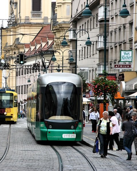 Foto Fussgängerzone mit Straßenbahn