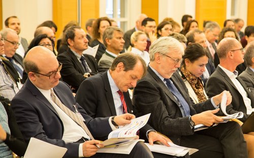 Herren im Anzug im Publikum bei einer Veranstaltung