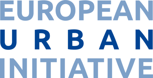 Logo der European Urban Initiative: Pro Zeile eines der Wörter in blau. Das Wort Urban ist dabei dunkler gehalten.